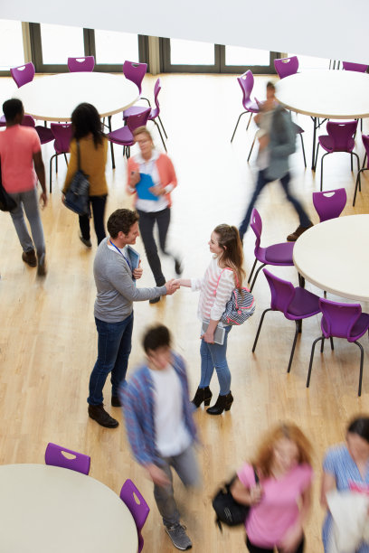 大学导师欢迎学生的俯视图图片下载