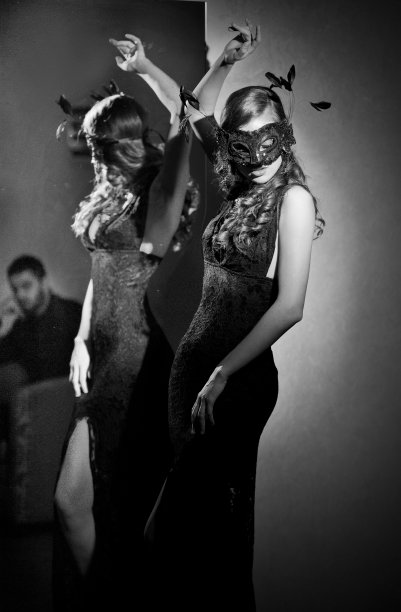 戴着面具的神秘年轻女子图片下载