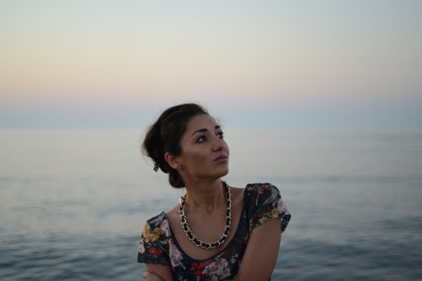 大海背景上的女孩肖像图片下载