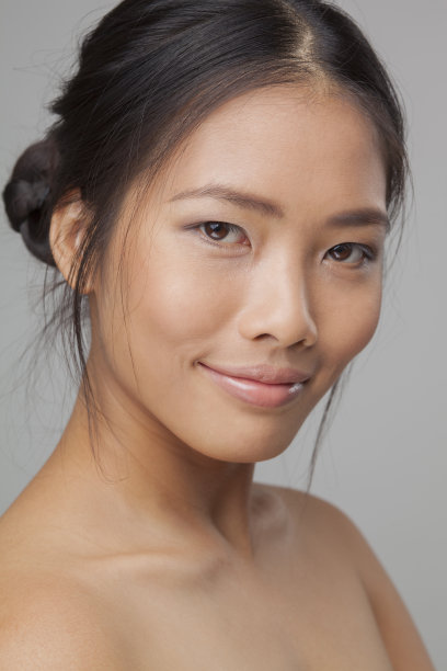 一个美丽的女人在看相机的特写肖像。图片下载