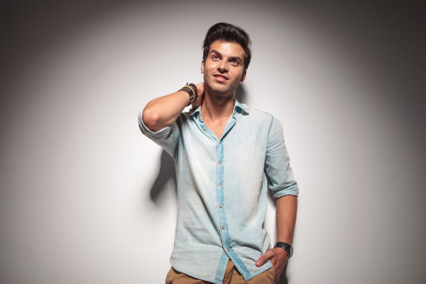 帅气的年轻时尚男士把手放在脖子后面图片下载