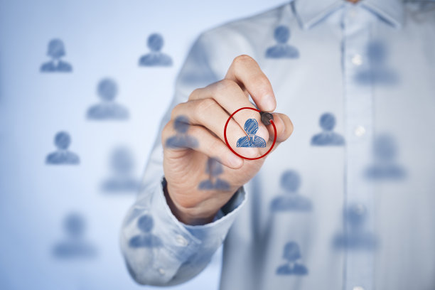 一个男人围着一个社交网络图标转图片下载