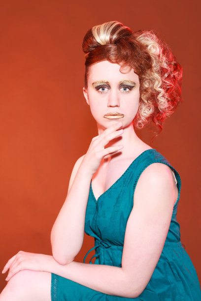 拥有迷人发型的年轻女子图片下载