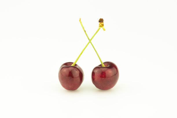 樱桃孤立在白色背景上图片下载