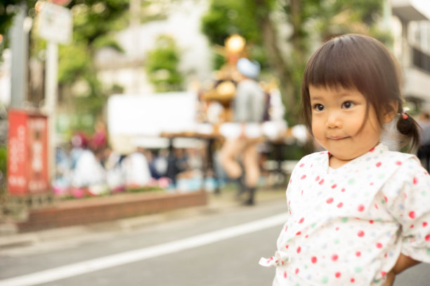 穿着传统服装在传统节日(祭)上的日本女孩(金杯)图片下载