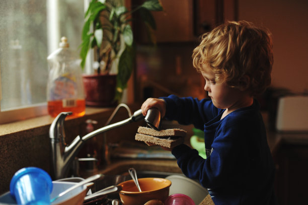 孩子洗碗图片下载