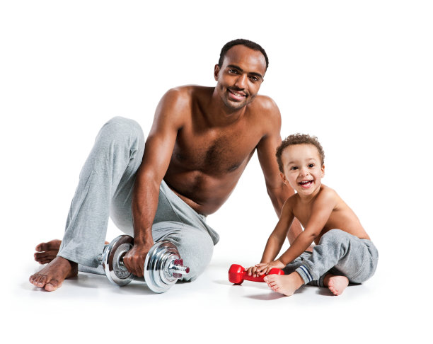 愉快的父亲和儿子在体育馆后休息图片下载