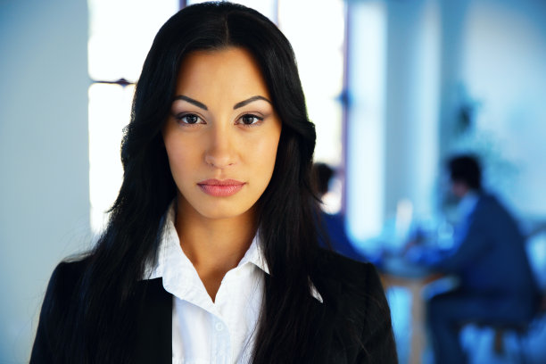 和同事一起站在办公室里的女人图片下载