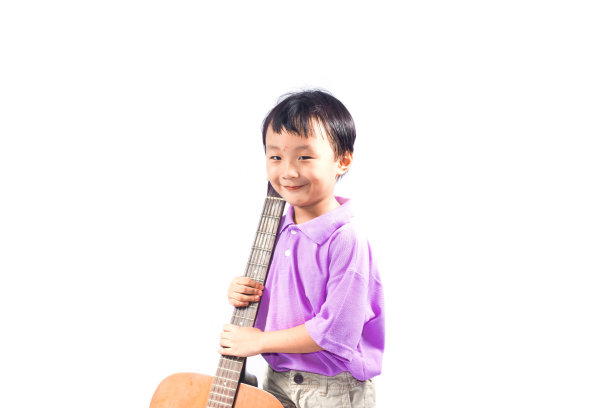 弹吉他的亚洲男孩图片下载