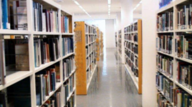 图书馆的书架上摆满了书图片下载