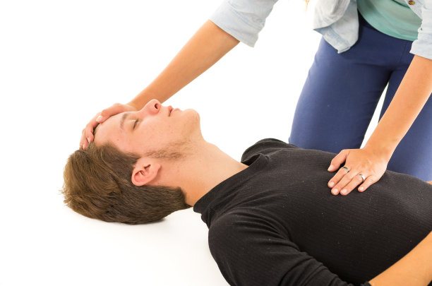 夫妇演示急救技术与男性病人似乎无意识图片下载