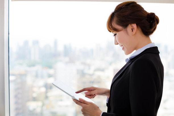 在办公室里使用平板电脑的女商人图片下载