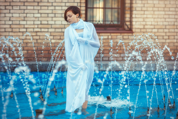 女孩站在喷泉边图片下载