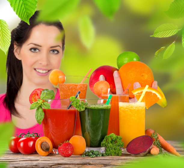 年轻快乐的女人和新鲜的果汁。图片下载