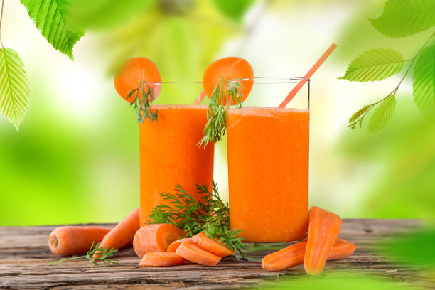 新鲜胡萝卜汁，健康饮品。图片下载