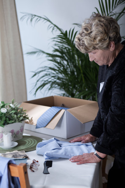 寡妇渴望死去的丈夫图片下载