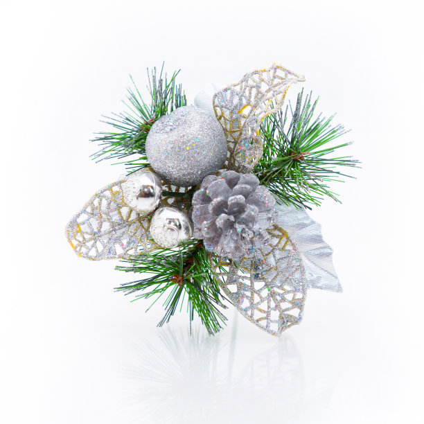 圣诞假期玩具在冷杉树枝上白色的背景图片下载