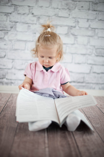 小女孩读杂志图片下载