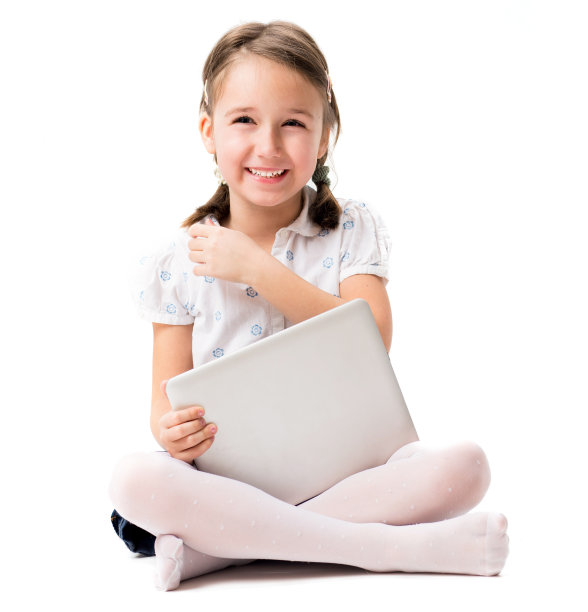 微笑的年轻女孩的肖像与平板电脑图片下载