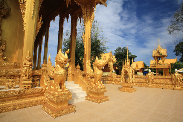 泰国寺庙的金狮雕像图片下载