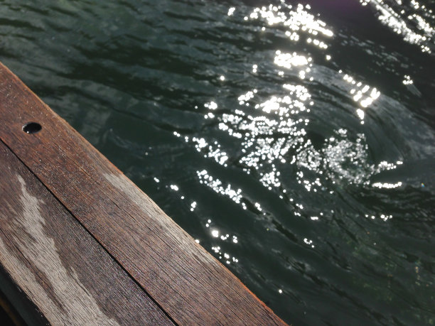 小船码头与湖泊背景图片下载