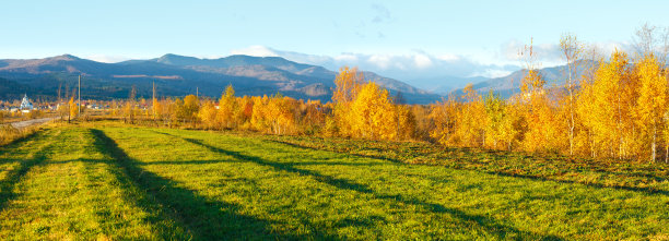 清晨喀尔巴阡山的秋景。图片下载