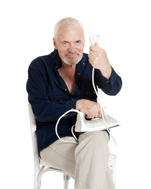 一个拿着电熨斗坐在椅子上的人图片下载