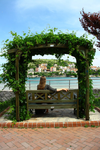 美丽的女孩坐在岸边图片下载