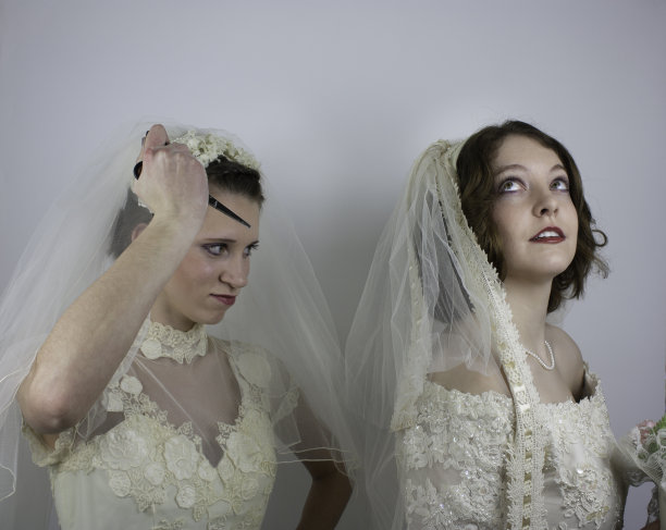 一个新娘要撕破另一个新娘的面纱图片下载