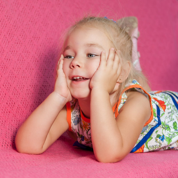 可爱的小女孩图片下载