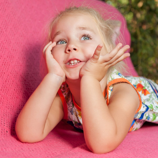 可爱的小女孩图片下载