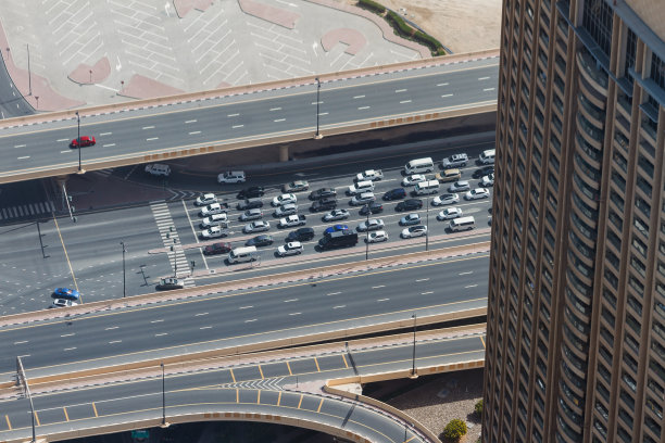 迪拜城市主干道车流街景图片下载