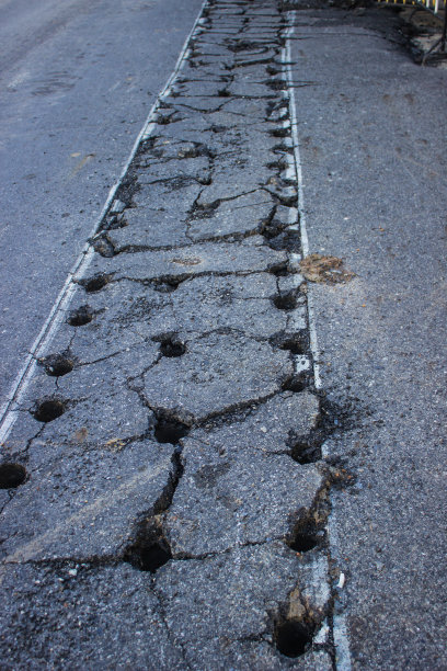 街道上破碎的沥青图片下载