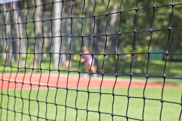 在网球场上对网的特写图片下载