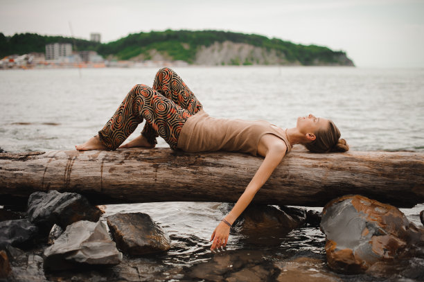 梦想中的年轻女子正躺在木头上图片下载