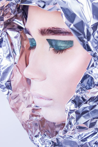 特写的漂亮女人包裹在箔纸向前看图片下载