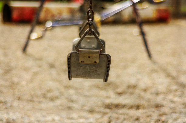 儿童在操场荡秋千图片下载