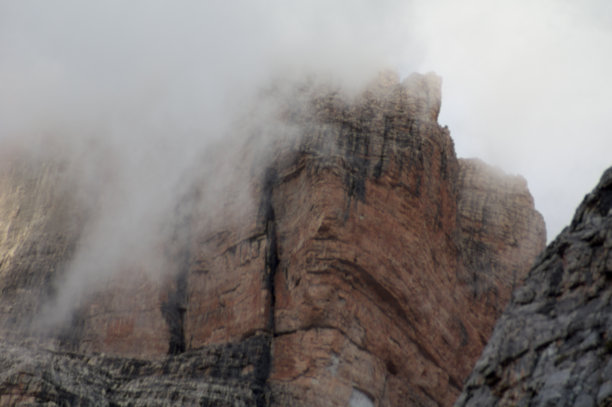 山峰背后的云幕图片下载