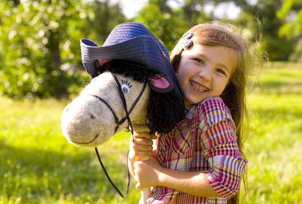 小牛仔衬衫和玩具马图片下载