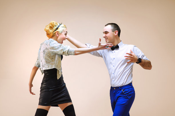 时髦的成年女孩和男孩，模拟有趣的战斗背景图片下载