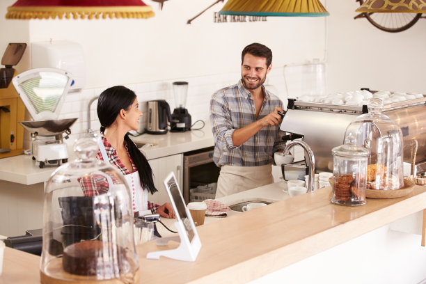 快乐的年轻咖啡馆员工图片下载