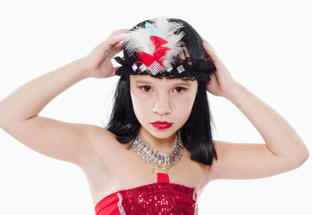 30年代风格的小女孩戴着假发，穿着红裙子图片下载