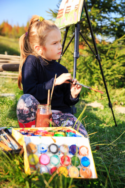 小画家在瀑布附近工作图片下载