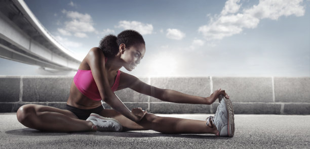 运动。跑步者。年轻的短跑运动员正在伸展和准备跑步。图片下载