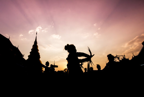 女臀甲剪影太阳在傍晚升起。图片下载