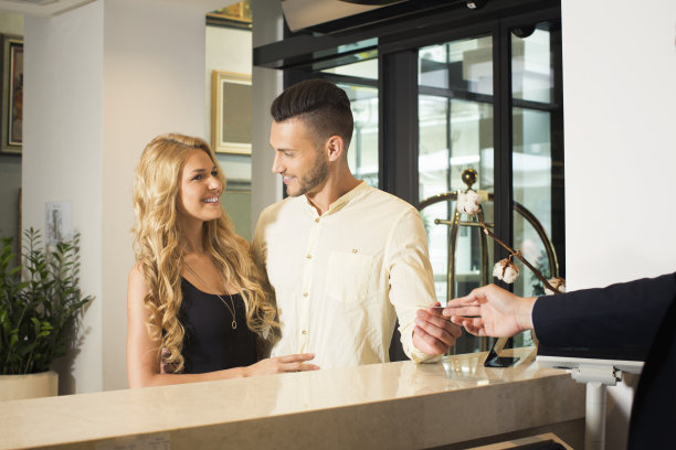 一对年轻夫妇在酒店接待处图片下载