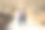 后视图的夫妇手拉手漫步在秋天的乡村图片下载