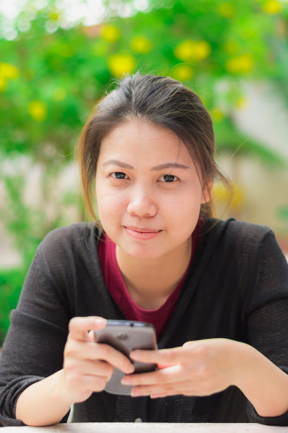 女性使用智能手机图片下载