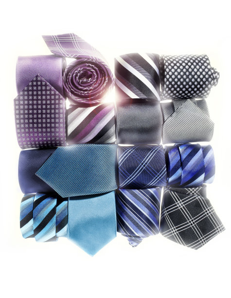 白色背景下彩色织物的特写镜头图片下载