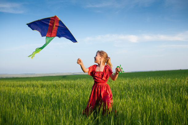 孩子拿着风筝跑图片下载